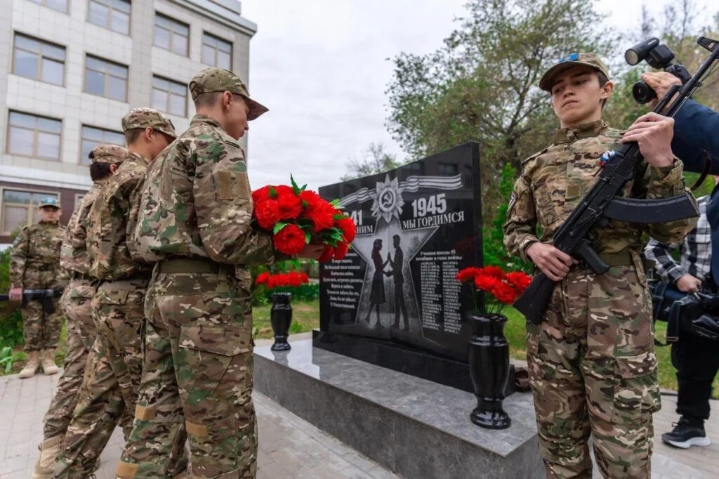 В Трусовском районе открыли обновлённый монумент выпускникам школы № 55, погибшим в годы Великой Отечественной войны В Трусовском районе открыли обновлённый монумент выпускникам школы № 55, погибшим в годы Великой Отечественной войны