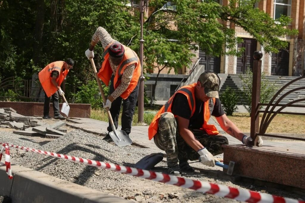 На улице Пугачёва в Астрахани заканчивают ремонт тротуаров