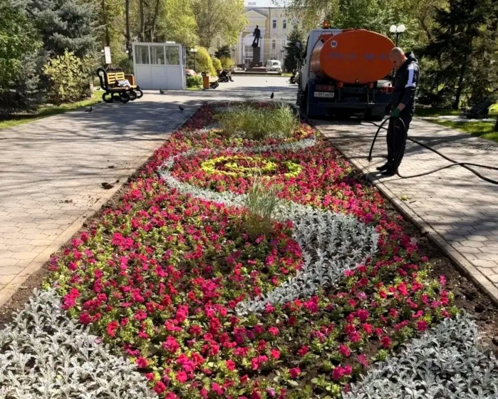 Астрахань расцветает к празднику — город активно озеленяют