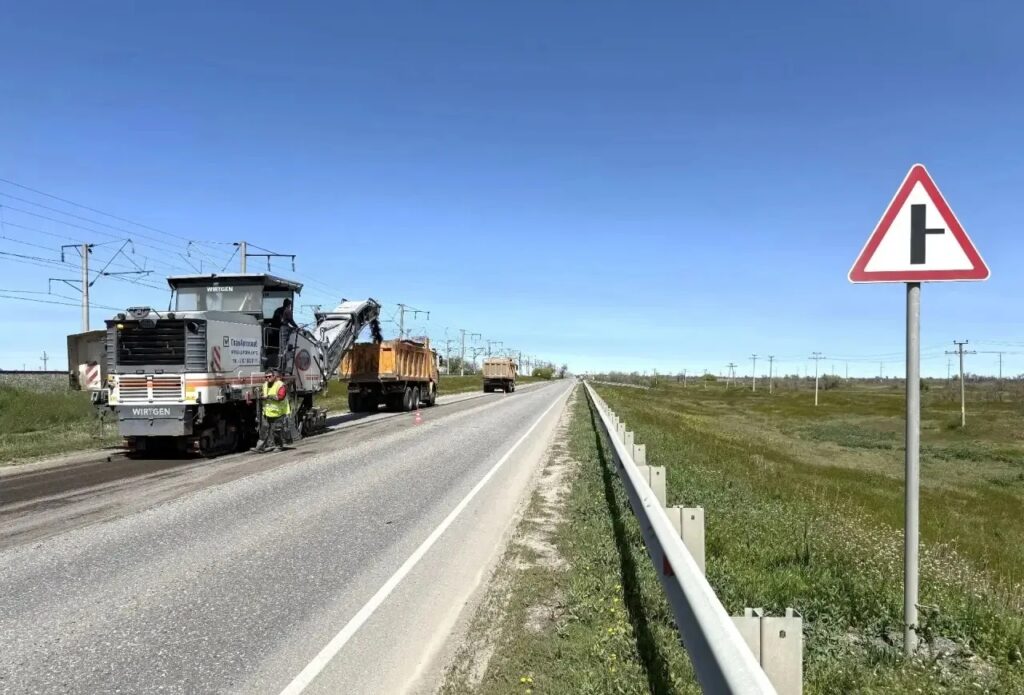 Разбитая в хлам трасса под Астраханью дождалась ремонта — но водители не верят в чудо