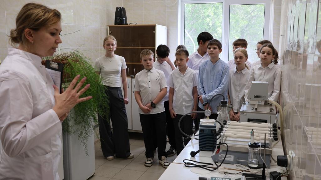 Астраханские школьники почувствовали себя экологами: экскурсия в лабораторию ПривЖД