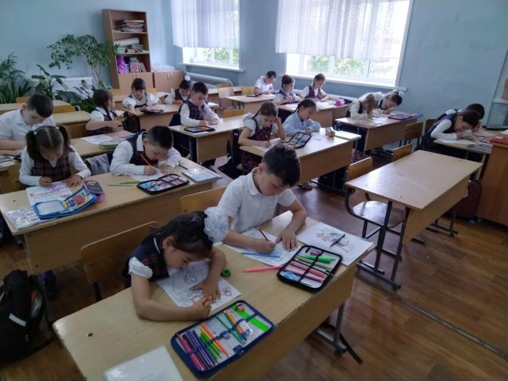 Школьникам из Астраханской области напомнили о правилах безопасности на железной дороге