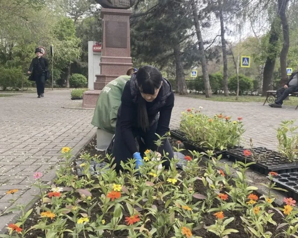 Астрахань расцветает к празднику — город активно озеленяют