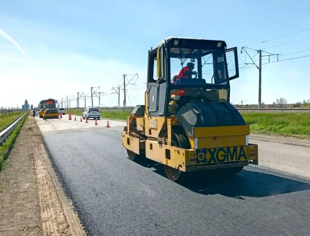 Разбитая в хлам трасса под Астраханью дождалась ремонта — но водители не верят в чудо