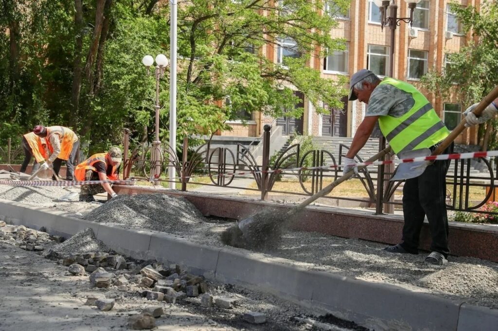 На улице Пугачёва в Астрахани заканчивают ремонт тротуаров На улице Пугачёва в Астрахани заканчивают ремонт тротуаров