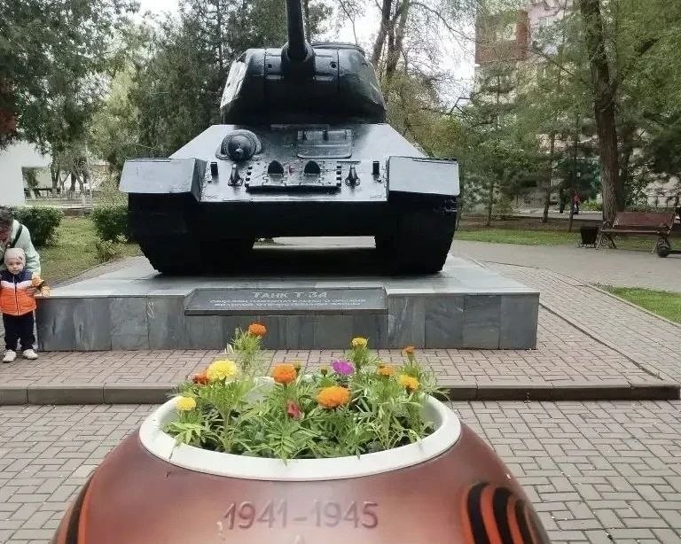 Астрахань расцветает к празднику — город активно озеленяют