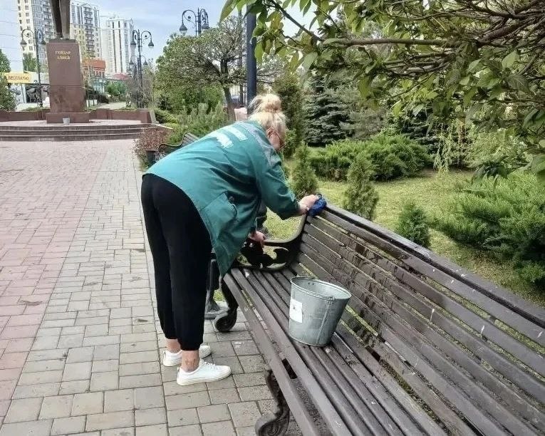 Астрахань расцветает к празднику — город активно озеленяют