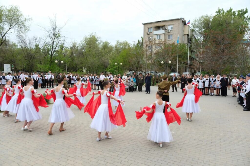 В Трусовском районе открыли обновлённый монумент выпускникам школы № 55, погибшим в годы Великой Отечественной войны В Трусовском районе открыли обновлённый монумент выпускникам школы № 55, погибшим в годы Великой Отечественной войны