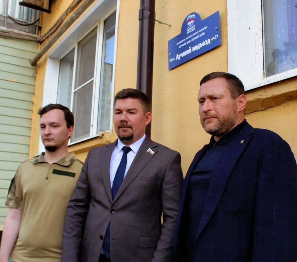 В переулке Ростовском появилась табличка «Лучший подъезд»: астраханцы получили заслуженное признание — фото 1