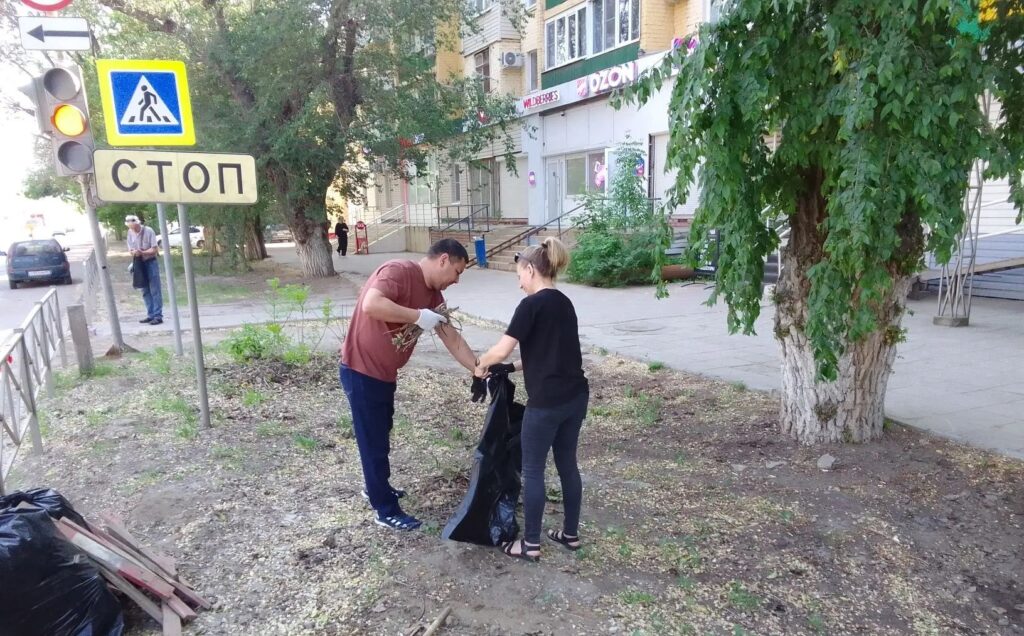 В Астрахани прошёл очередной День чистоты: свыше 150 сотрудников навели порядок в городе