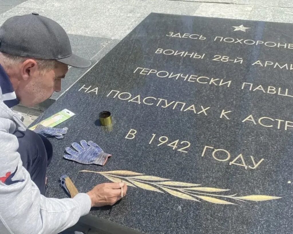 Астрахань расцветает к празднику — город активно озеленяют