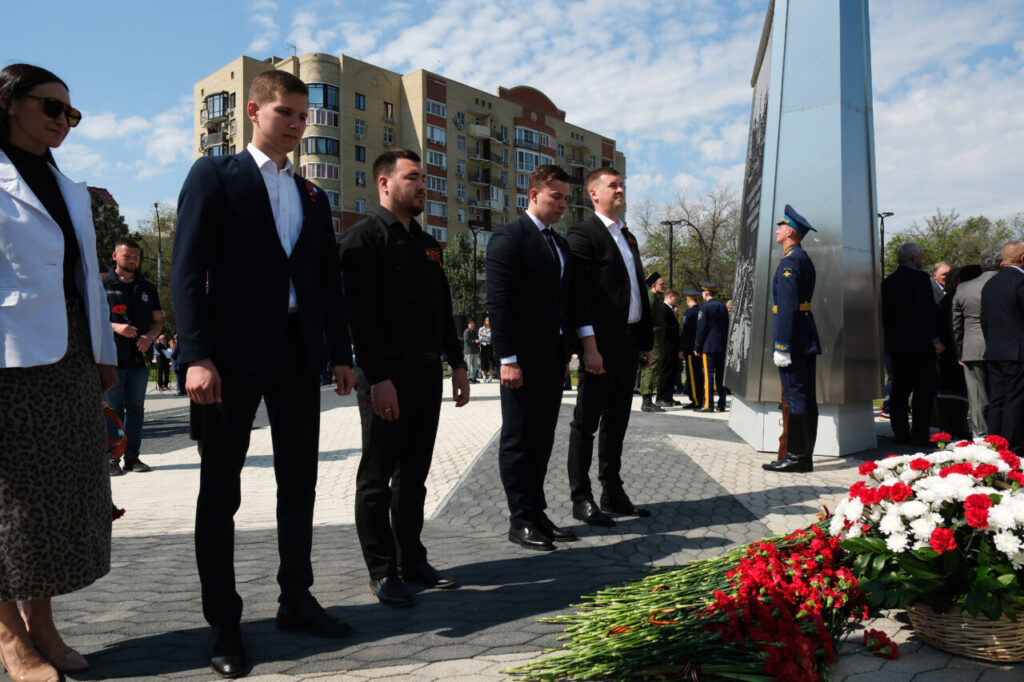 Депутаты Городской Думы приняли участие в памятном мероприятии у стелы «Город трудовой доблести» — фото 9