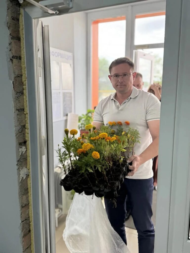 Активистам Советского района помогли с озеленением дворов: Виктор Репин доставил астраханцам саженцы