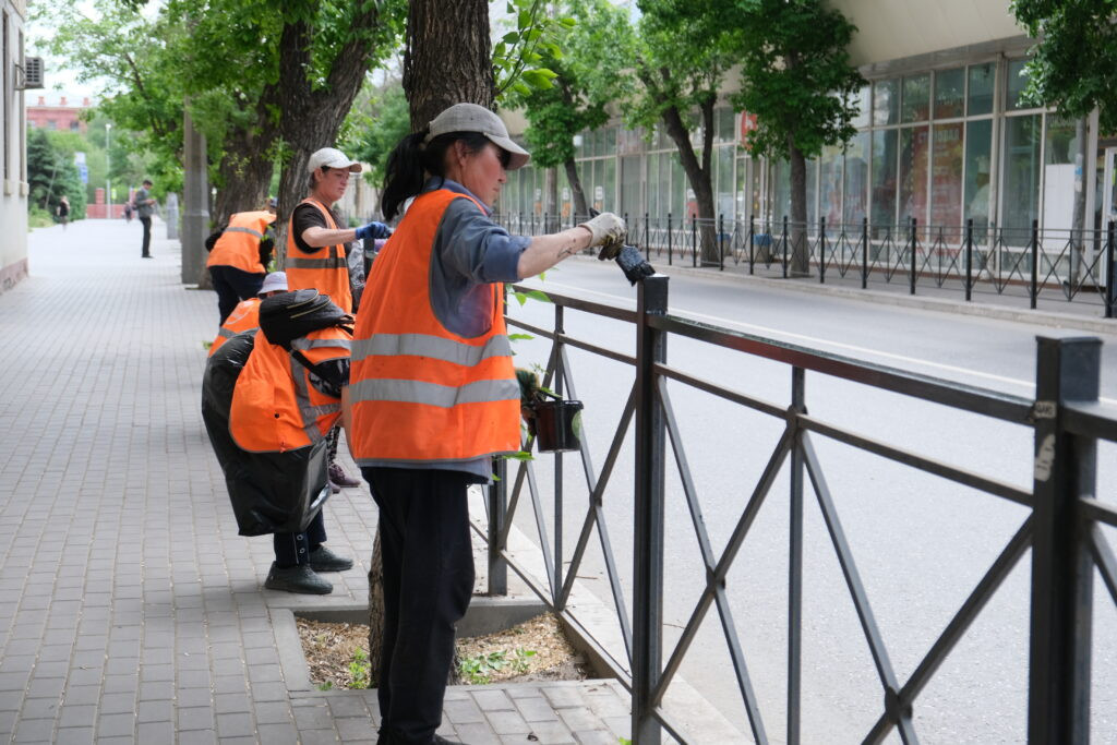 В Астрахани красят леерные ограждения и бордюры
