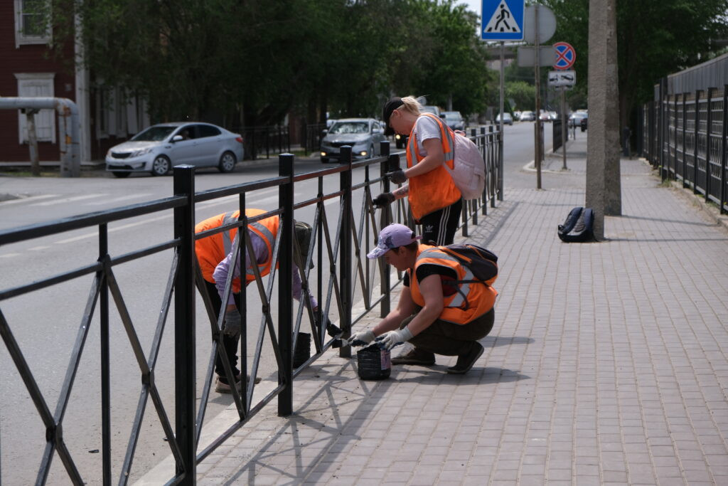 В Астрахани красят леерные ограждения и бордюры — фото 5