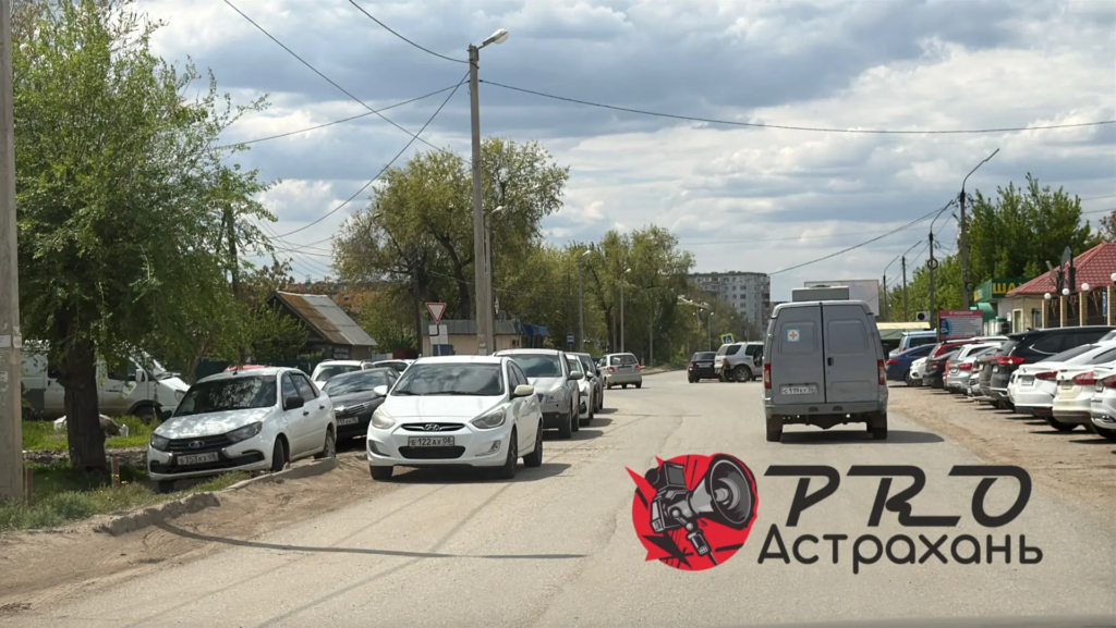 Парковочный беспредел у Кировской больницы продолжает возмущать астраханцев