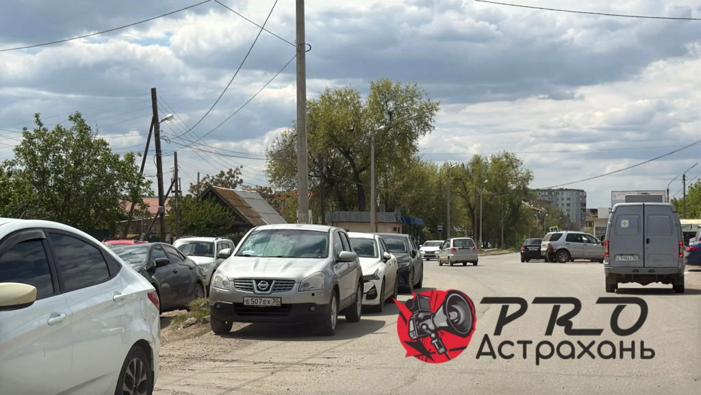 Парковочный беспредел у Кировской больницы продолжает возмущать астраханцев