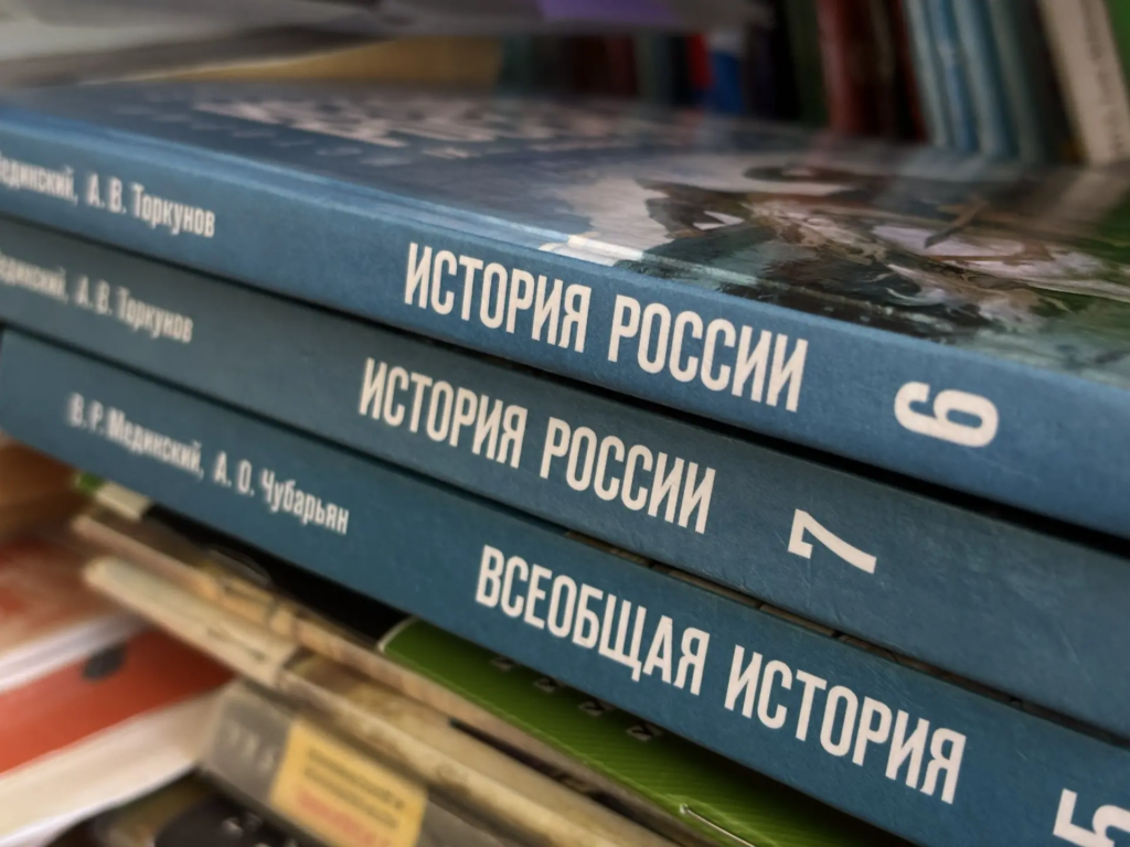 Сначала экзамен по истории, потом уроки по нейросети: как будут учить астраханских школьников