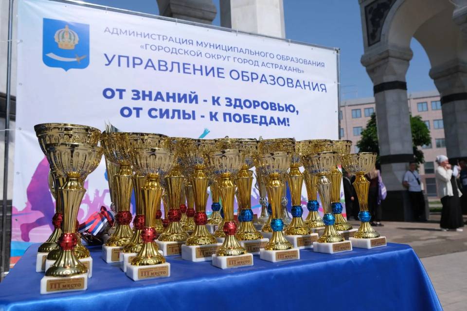Более тысячи участников и 89 команд: в Астрахани прошла легкоатлетическая эстафета на набережной Волги