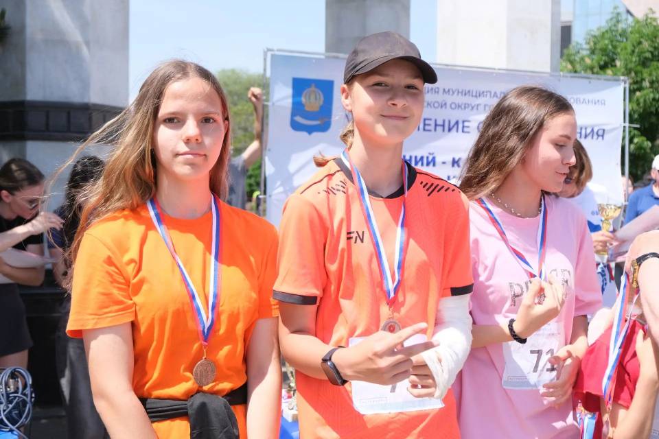 Более тысячи участников и 89 команд: в Астрахани прошла легкоатлетическая эстафета на набережной Волги — фото 7