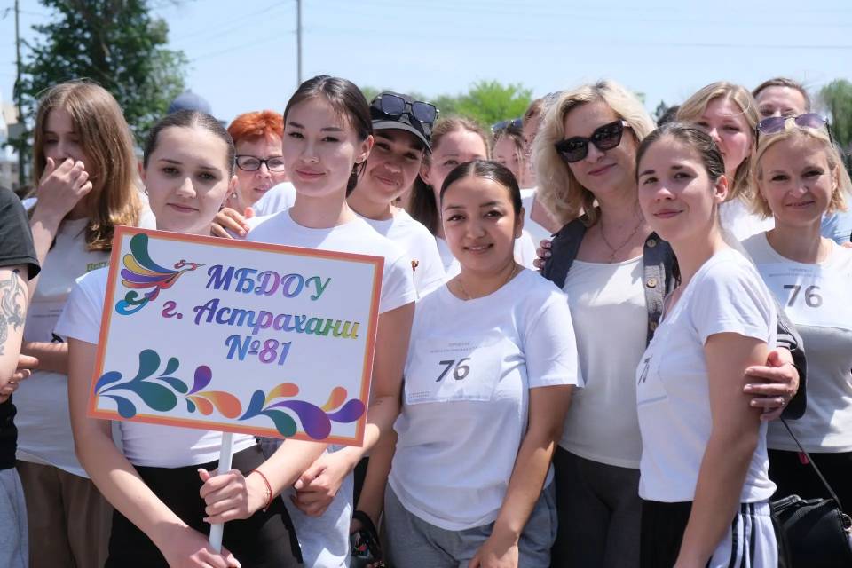 Более тысячи участников и 89 команд: в Астрахани прошла легкоатлетическая эстафета на набережной Волги — фото 6