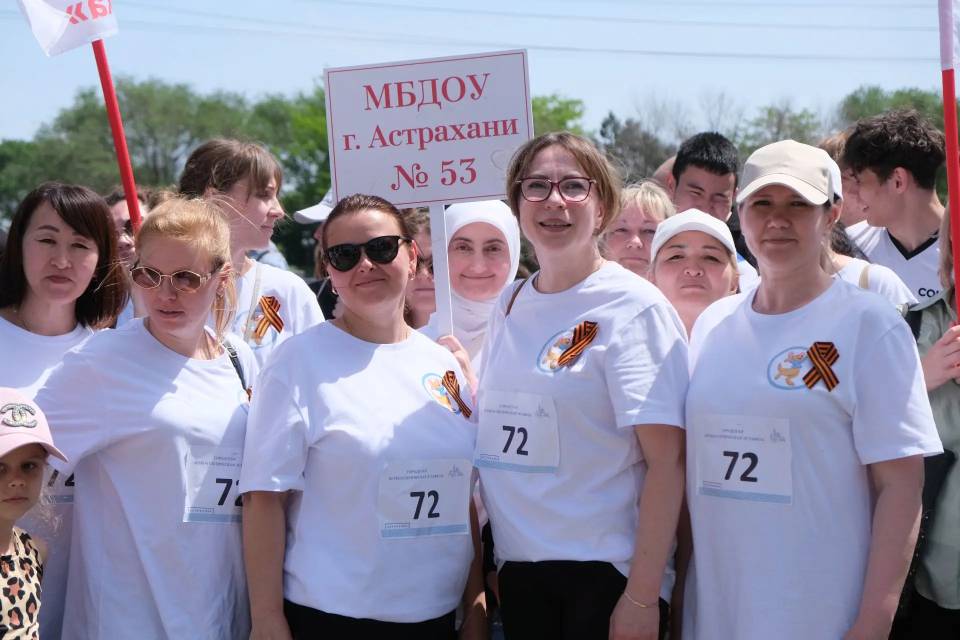 Более тысячи участников и 89 команд: в Астрахани прошла легкоатлетическая эстафета на набережной Волги — фото 8