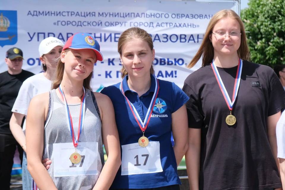 Более тысячи участников и 89 команд: в Астрахани прошла легкоатлетическая эстафета на набережной Волги — фото 2