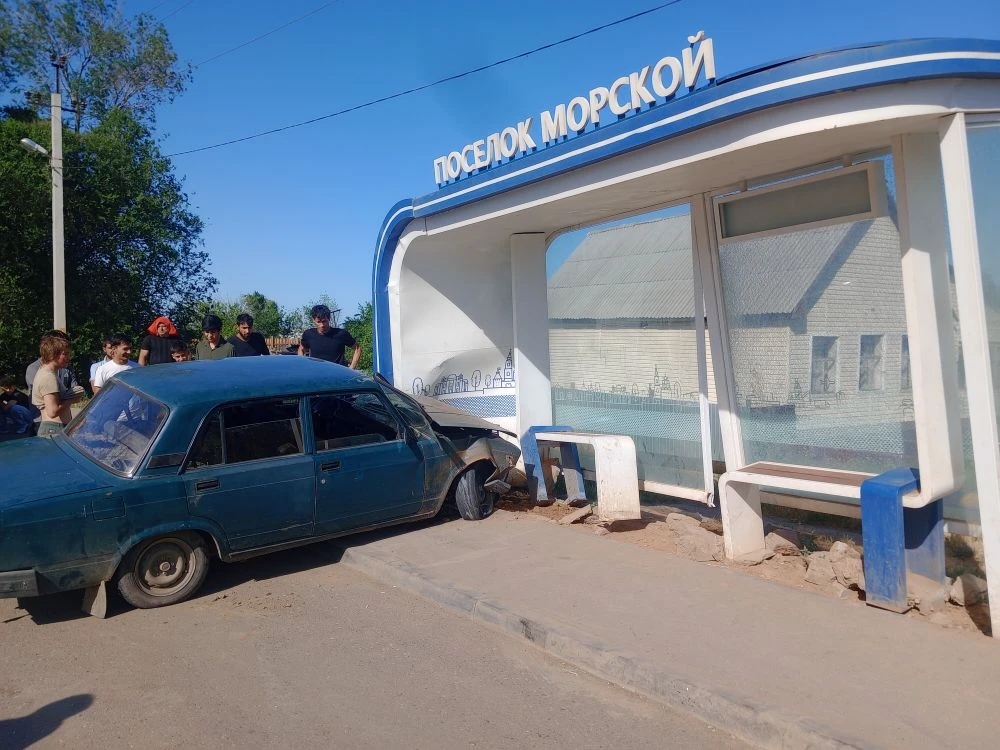 Астраханскую остановку добило ветром — до этого в неё въехали «Жигули» Астраханскую остановку добило ветром — до этого в неё въехали «Жигули»