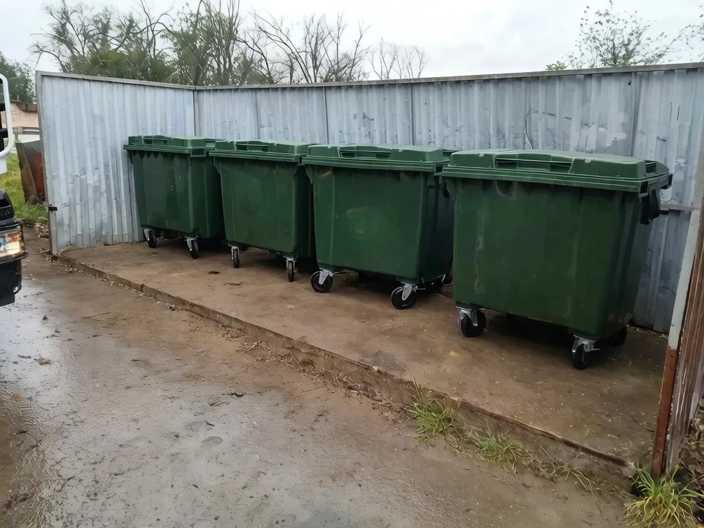 В Камызяке заменили старые металлические баки на 160 пластиковых евроконтейнеров — фото 2