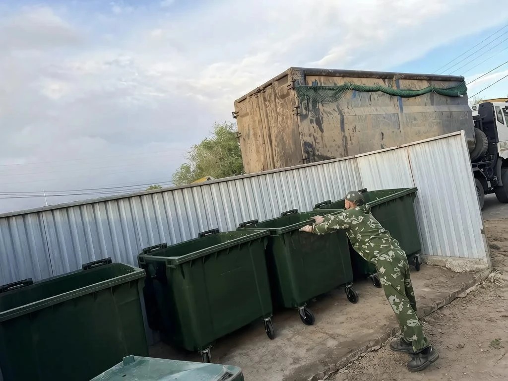В Камызяке заменили старые металлические баки на 160 пластиковых евроконтейнеров — фото 1
