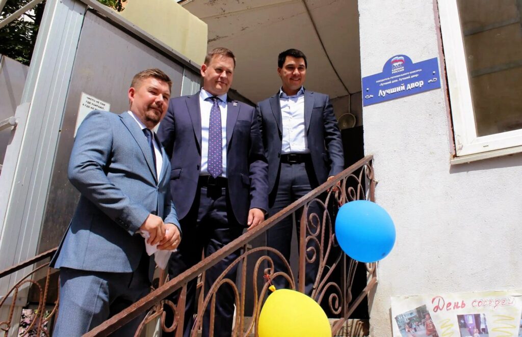 На улице Зелёной торжественно открыли табличку «Лучший дом. Лучший двор»