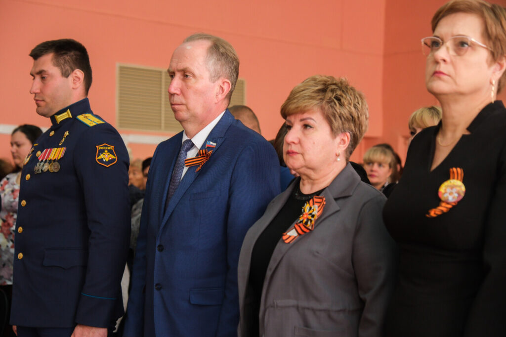 В школе № 64 Астрахани открыли парту Героя В школе № 64 Астрахани открыли парту Героя