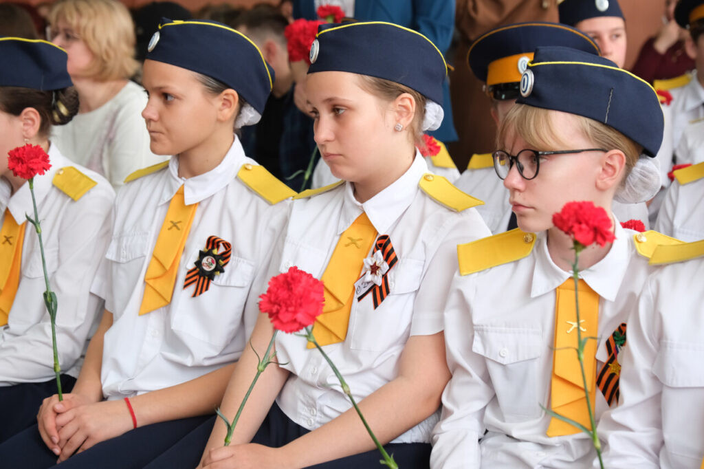 В школе № 64 Астрахани открыли парту Героя В школе № 64 Астрахани открыли парту Героя