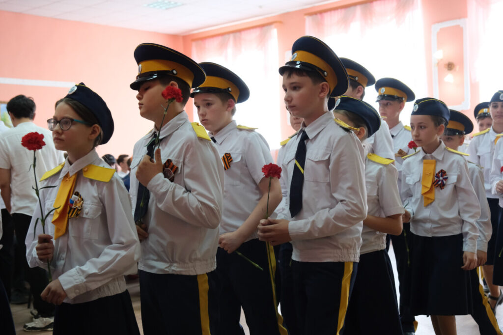 В школе № 64 Астрахани открыли парту Героя В школе № 64 Астрахани открыли парту Героя