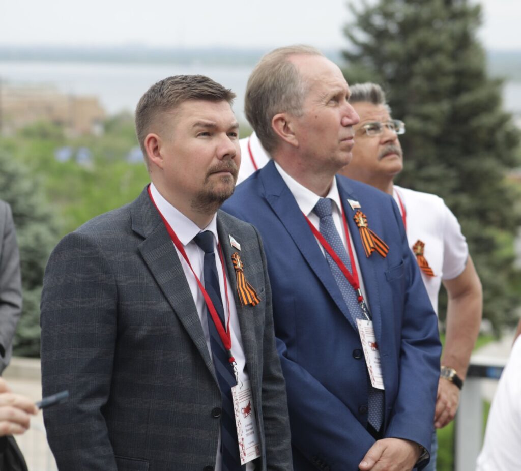 Игорь Седов и Александр Тихонов возложили цветы к памятному знаку «Слава астраханцам — защитникам Сталинграда» на Мамаевом кургане — фото 2
