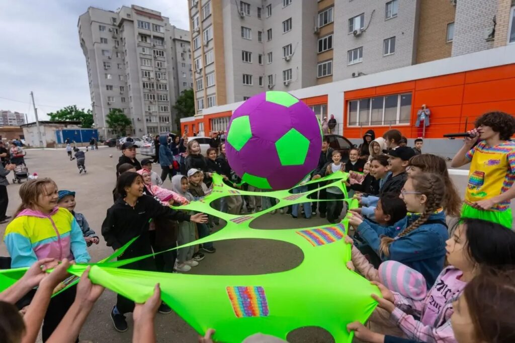 Виктор Репин принял участие в празднике для юных астраханцев