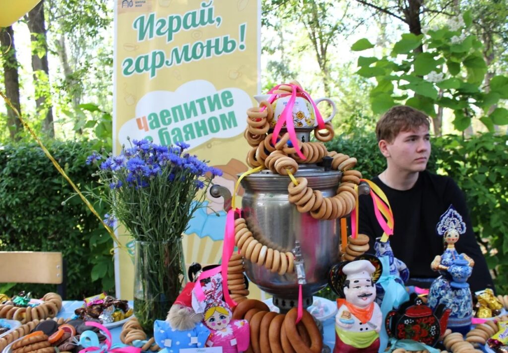 Пенное шоу и огненный финал: в Трусовском районе Астрахани с размахом отметили День соседей и День защиты детей