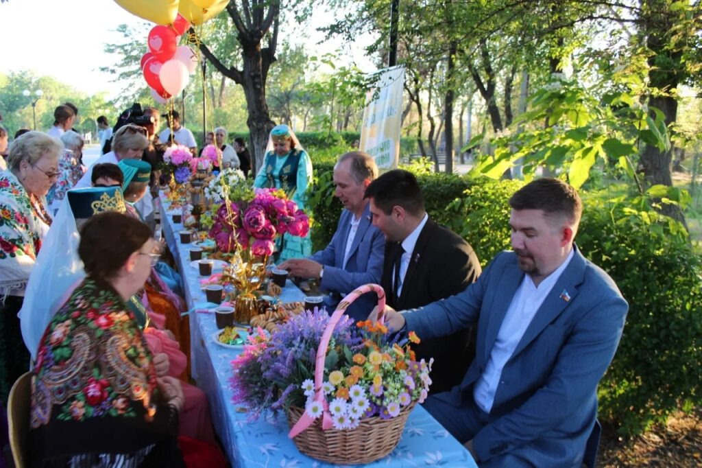 Пенное шоу и огненный финал: в Трусовском районе Астрахани с размахом отметили День соседей и День защиты детей — фото 15