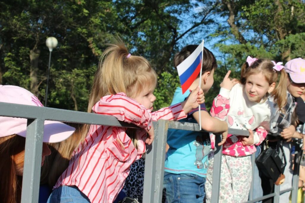 Пенное шоу и огненный финал: в Трусовском районе Астрахани с размахом отметили День соседей и День защиты детей