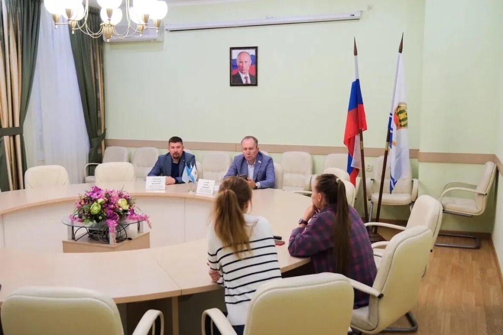 Более 60 астраханцев обратились за помощью к депутатам Городской Думы в общерегиональный день приема граждан Более 60 астраханцев обратились за помощью к депутатам Городской Думы в общерегиональный день приема граждан