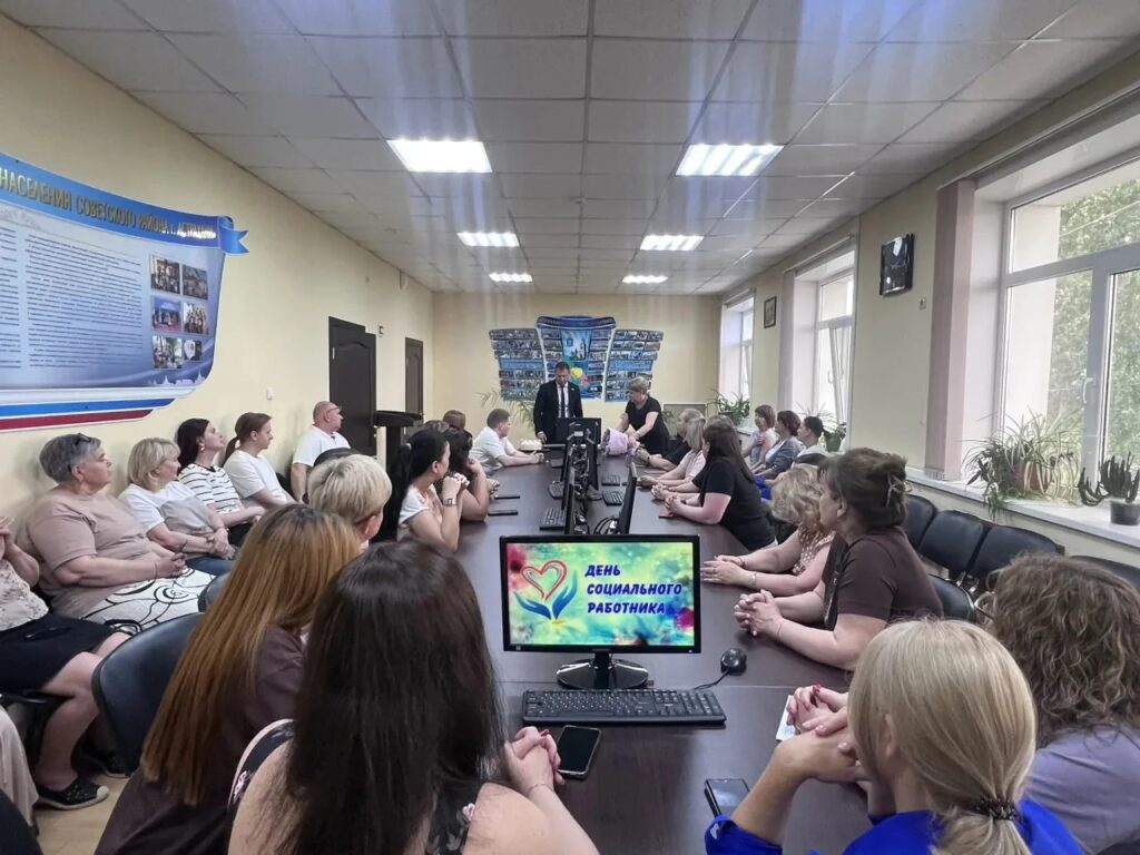 Максим Карташов поздравил социальных работников с профессиональным праздником