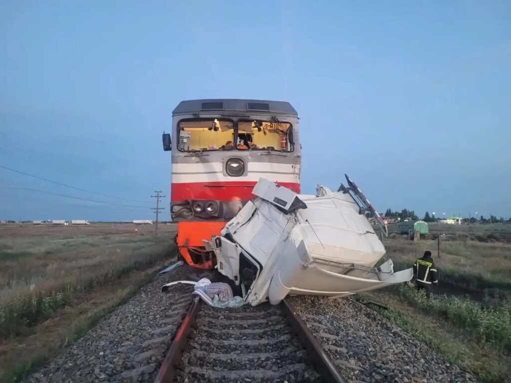 Поезд из Волгограда протаранил фуру на въезде в Ахтубинск Поезд из Волгограда протаранил фуру на въезде в Ахтубинск