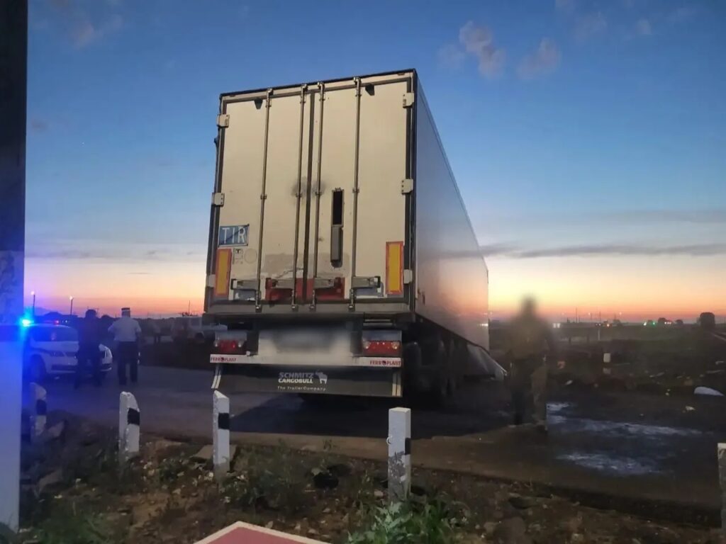 Поезд из Волгограда протаранил фуру на въезде в Ахтубинск Поезд из Волгограда протаранил фуру на въезде в Ахтубинск