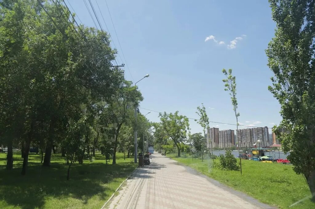 В Астрахани модернизировали поливочную систему на Набережной Приволжского затона
