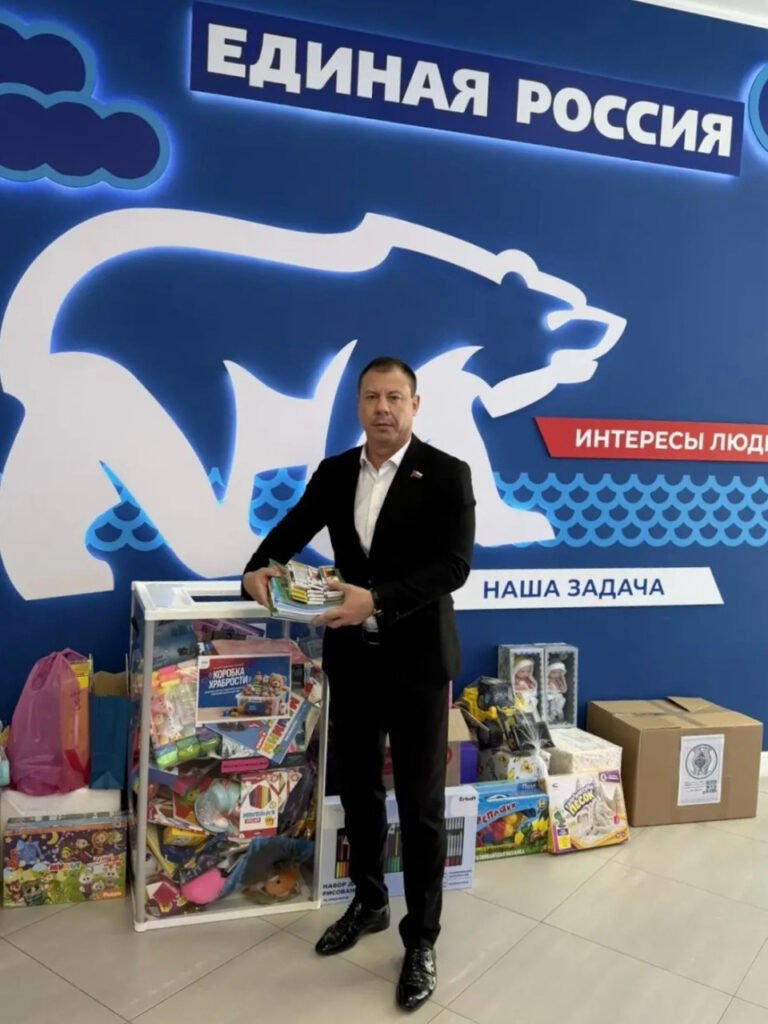 Астраханские депутаты наполняют «Коробки храбрости» для маленьких пациентов Астраханские депутаты наполняют «Коробки храбрости» для маленьких пациентов