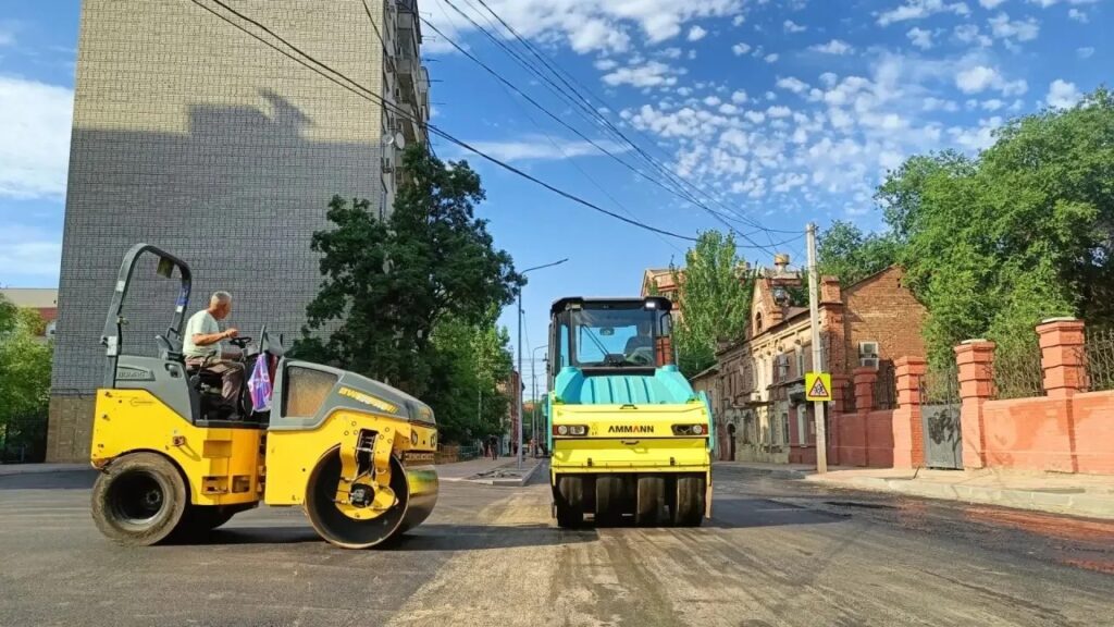 В Астрахани кипят дорожные работы: на улице Володарского укладывают новый асфальт