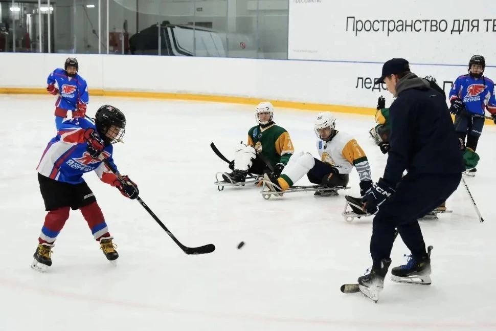В Центре зимних видов спорта состоялась инклюзивная тренировка по хоккею