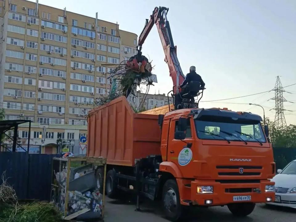 Более 5,3 тысячи тонн за весну: с улиц Астрахани убрали порядка 1100 свалок