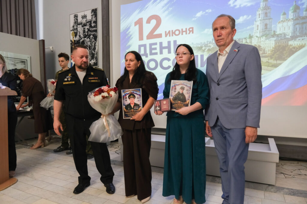Накануне Дня России в астраханском музее боевой славы вручили награды участникам СВО Накануне Дня России в астраханском музее боевой славы вручили награды участникам СВО