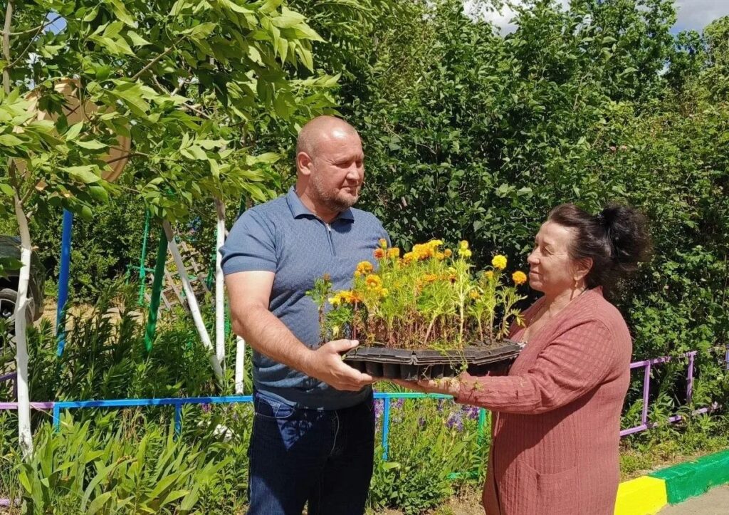 В Советском районе Астрахани продолжают озеленять дворы: Николай Шайдин привез активистам саженцы цветов